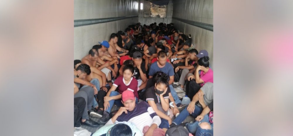 Aproape 150 de migranți, inclusiv copii, salvați dintr-o dubă abandonată în caniculă, pe autostradă - migranti-1690013064.jpg