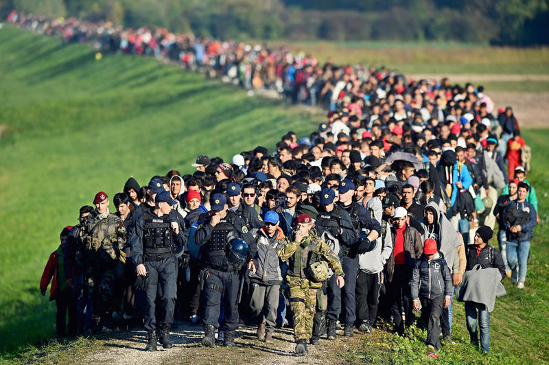Controale mai stricte la frontiere! Mii de migranți, blocați în Grecia - migrantigrecia-1456148496.jpg