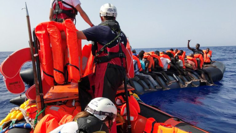 Peste 200 de migranți salvați din Marea Mediterană, debarcați în Sicilia - migrantioceanviking768x434-1619891410.jpg