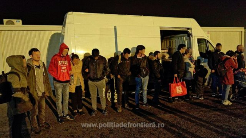 Poliția de Frontieră a descoperit 16 migranți care încercau să iasă ilegal din România ascunși într-o autoutilitară - migrantiprinsiinvamanadlac349083-1556548067.jpg