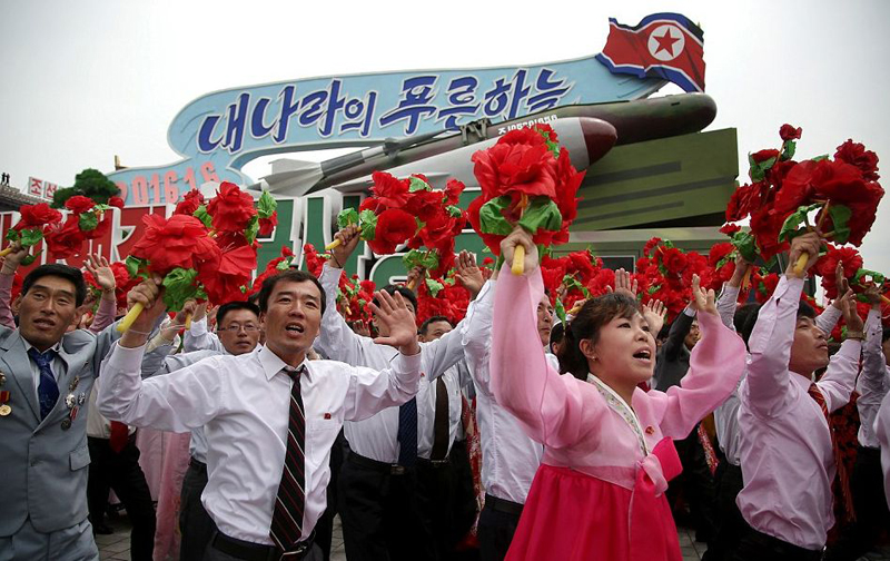 Mii de nord-coreeni au dansat  în onoarea lui Kim Jong Il - mii-1523369926.jpg