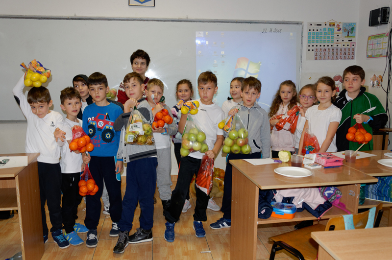 Mii de kilograme de legume și fructe, donate de elevii Școlii 