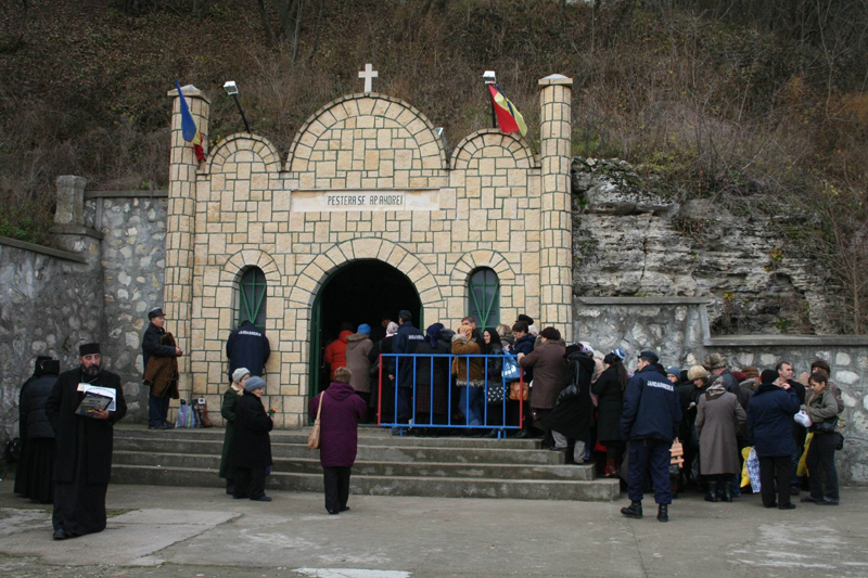 Mii de pelerini așteptați la Mănăstirea Peștera Sfântului Apostol Andrei - miidepelerini-1417197584.jpg
