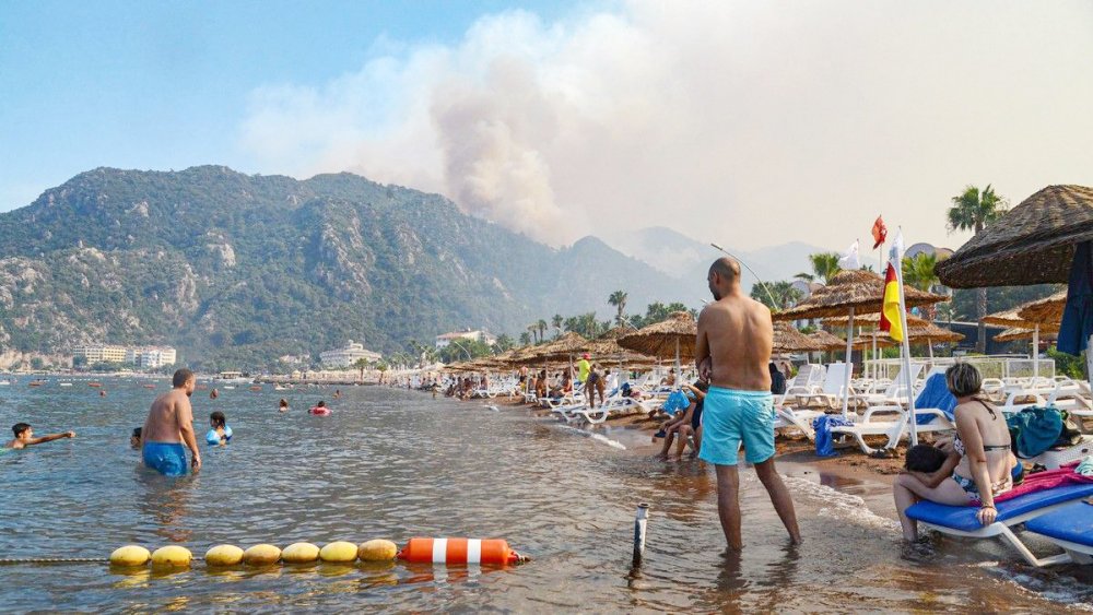 Mii de turişti s-au refugiat pe malul Mării Egee ca să scape de incendii - miideturisti-1627817513.jpg
