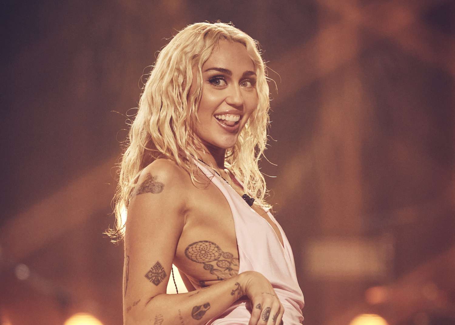 Hitul „Flowers” al cântăreţei Miley Cyrus, desemnat cel mai bine vândut single din 2023 - miley-cyrus-1709060544.jpg