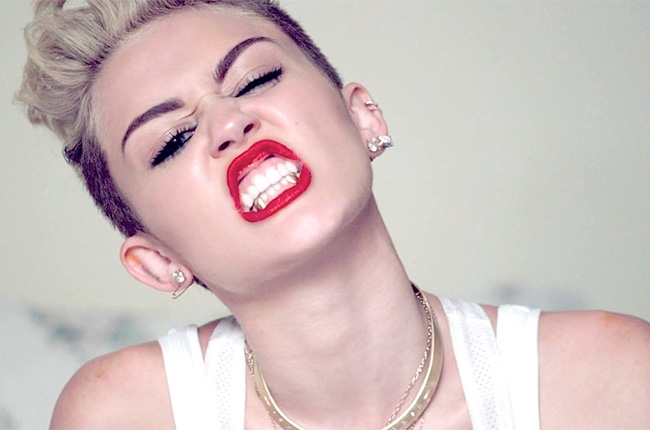 ANCHETĂ pentru Miley Cyrus după ce ar fi FUMAT MARIJUANA pe scenă - mileycyruswecantstop1650430-1384274188.jpg