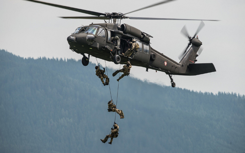 Antrenamente militare cu elicopterele Black Hawk, la baza Kogălniceanu - militari-1488908452.jpg