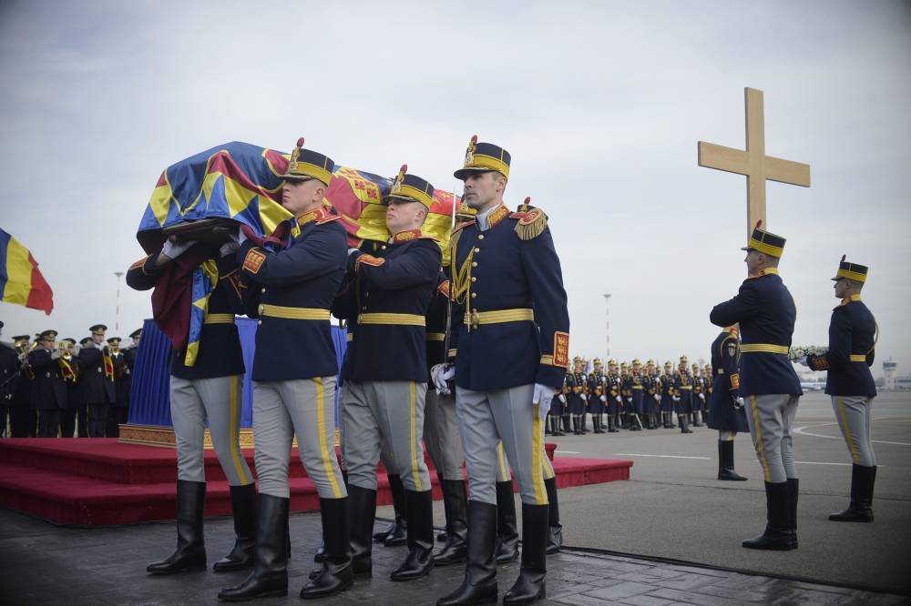 Militari români, de gardă la catafalcul Majestății Sale Regele Mihai I - militari-1513260697.jpg