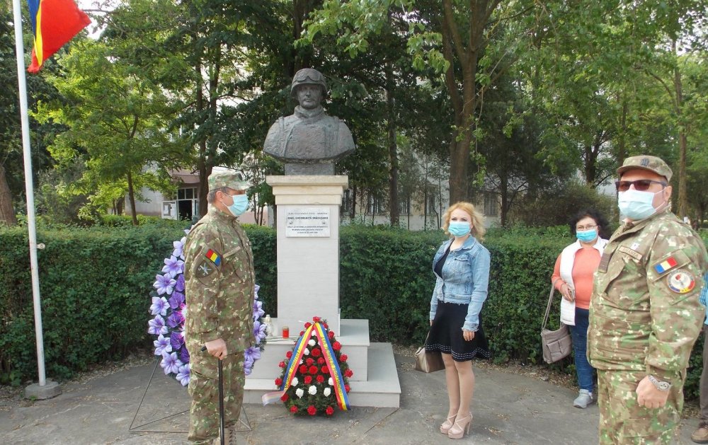 Respect, Ionel Drăgușanu! Flori la monumentul dedicat eroului căzut în Afganistan - militari1-1590687478.jpg