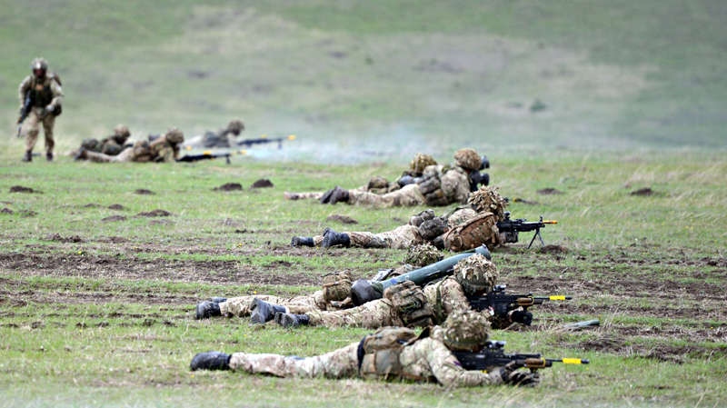 Militarii români participă la exerciții tactice și trageri de luptă - militarii-1481650808.jpg