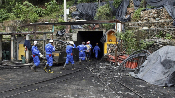 Doi dintre salvatorii mineri ce au participat la evacuarea victimelor de la Uricani s-au intoxicat cu gaze - mina1-1509362637.jpg