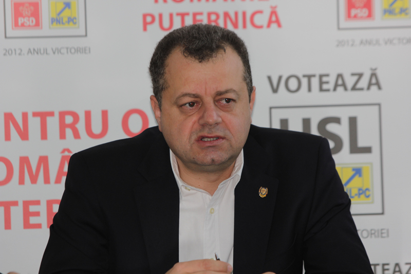 Mircea Banias și-a prezentat raportul de activitate pe cei patru ani în Senatul României - mirceabanias12-1352051567.jpg