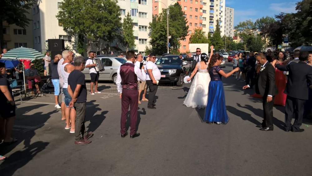 Polițiștii și jandarmii din Constanța au împărțit amenzi la o cununie religioasă organizată pe stradă - mire-1595918074.jpg