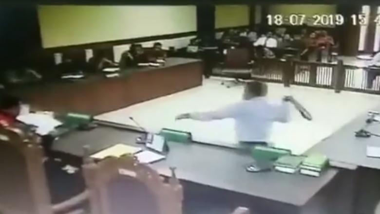 VIDEO VIRAL! Un avocat și-a scos cureaua și a început să-i lovească pe judecători - mja0odlindy3ywqzzwzlzgfjyzm1ywy1-1563882290.jpg