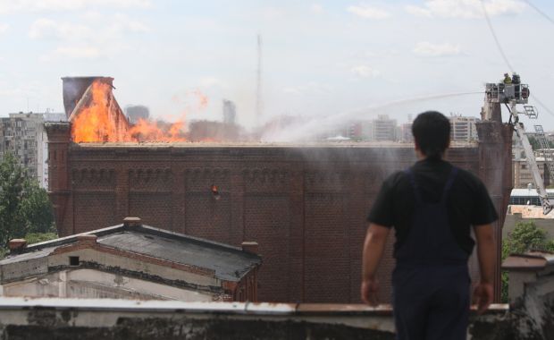 Moara lui Assan arde de aproape 24 de ore. Pompierii intervin pentru stingerea ultimelor focare ale incendiului - moara-1339144408.jpg