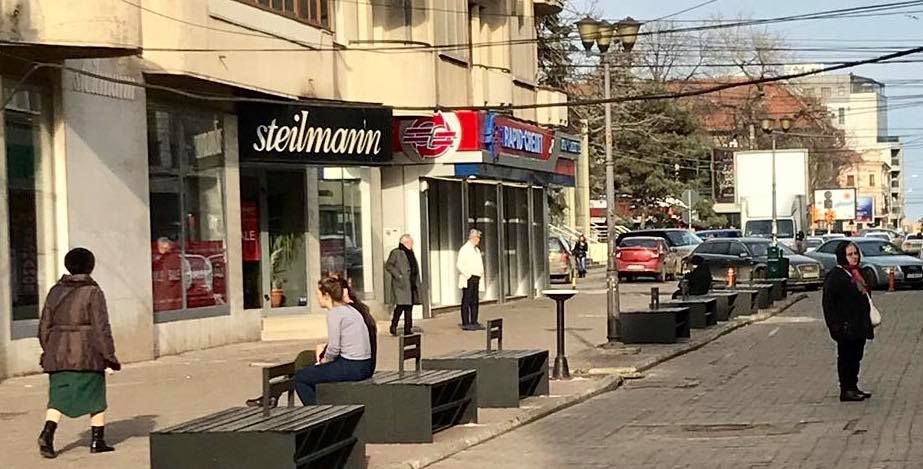 Începe modernizarea străzii Ștefan cel Mare. Se montează mobilier urban nou - mobilier-1548921108.jpg