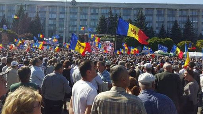 Mii de persoane protestează la Chișinău împotriva deciziei de invalidare a alegerilor din Capitală - moldova-1529852843.jpg