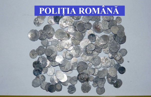 Percheziții la Constanța, într-un dosar cu obiecte de patrimoniu - monede-1450445719.jpg
