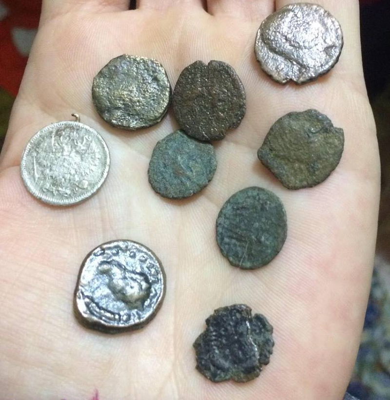 Braconaj arheologic la Constanța. Au dezgropat monede vechi și le-au vândut - monede1-1544544049.jpg
