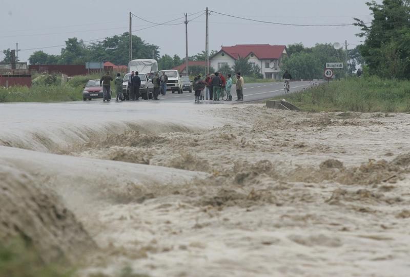 Guvernul anunță că va lua măsuri urgente pentru sprijinirea cetățenilor afectați de inundații - monitorulcjroinundatii-1559379695.jpg