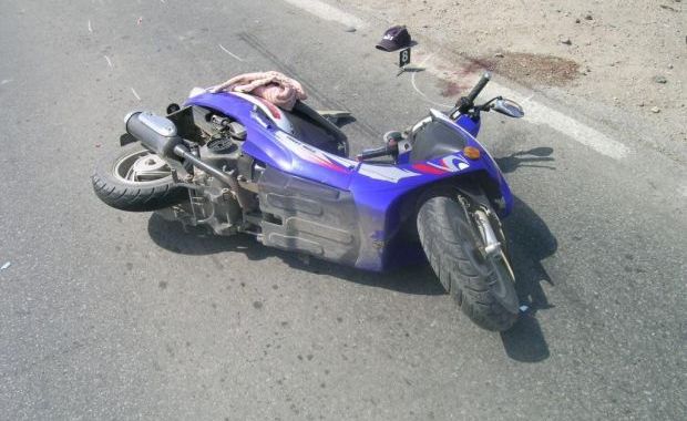 Accident stupid. În stare critică după ce era să se spânzure în trafic! - moped-1398159968.jpg