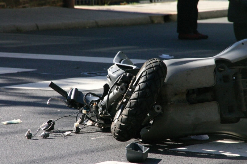 A lovit un mopedist și a fugit de la locul accidentului - moped-1440582127.jpg