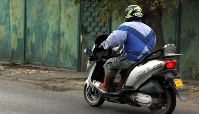 Conducătorii de mopede, depistați de polițiști fără permis - mopedscuter31357573168-1359620277.jpg