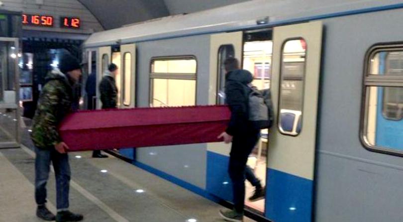 IMAGINEA ZILEI / Cu sicriul în metrou - moscovae1543929179351-1543929640.jpg