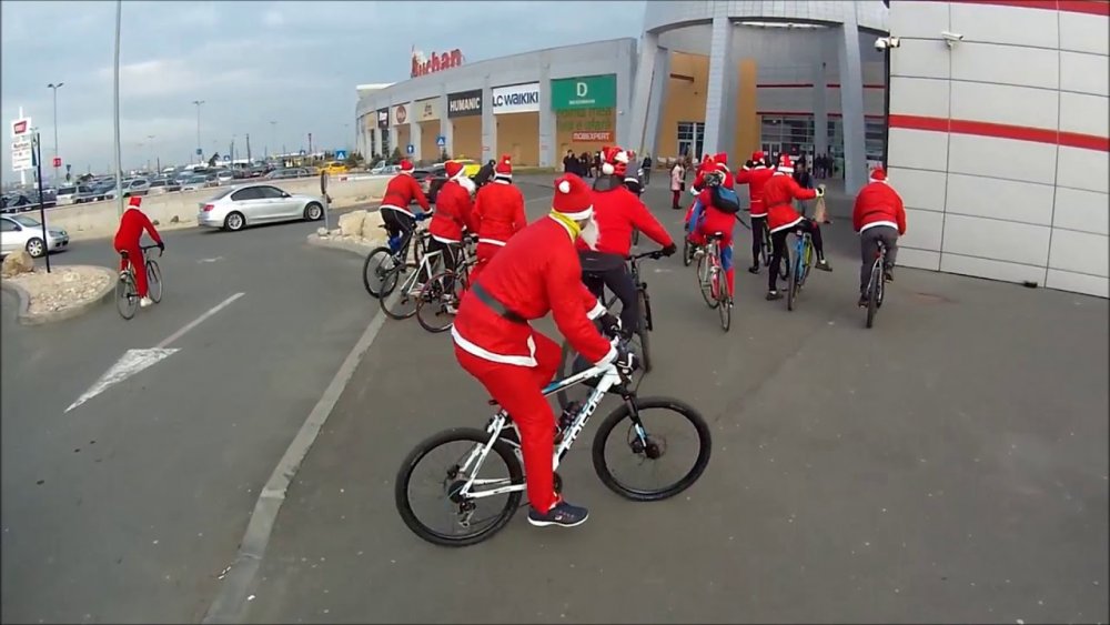 Moș Crăciun vine pe bicicletă la Constanța - moscraciun-1576183931.jpg