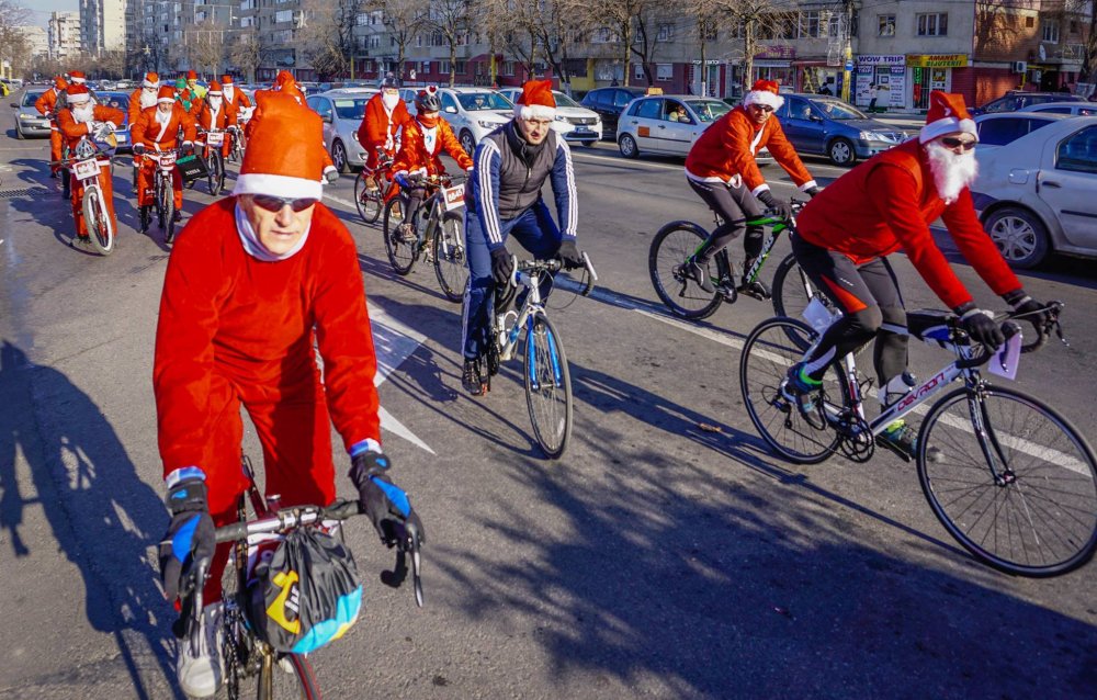 Moş Crăciun vine pe bicicletă, la Constanţa - moscraciun-1639768889.jpg