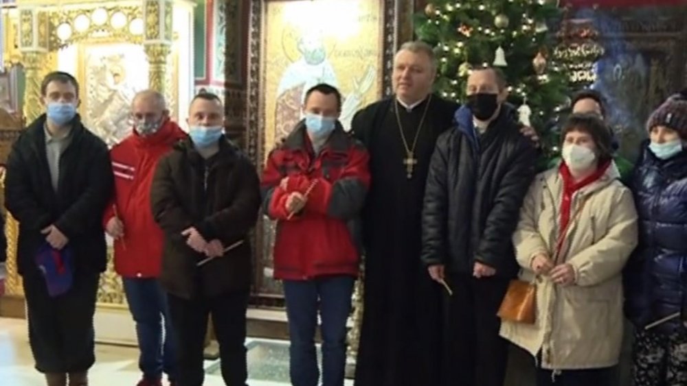 Moș Crăciun a împărțit daruri în biserică pentru zeci de tineri cu sindrom Down - moscraciun-1640271656.jpg