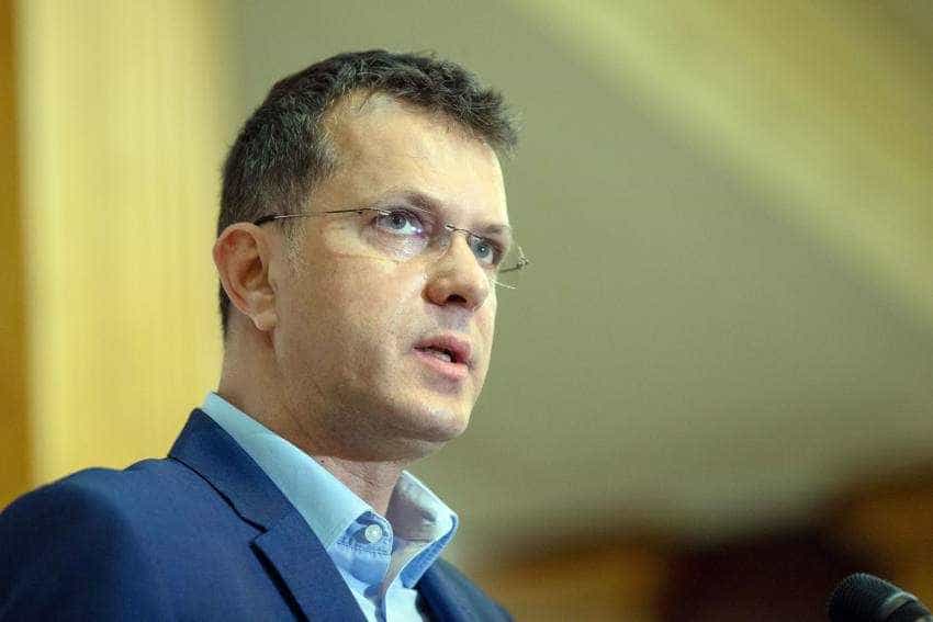Ionuţ Moşteanu: „Nu pot să-mi explic înverşunarea lui Iohannis împotriva legii privind conducerea scuterelor” - mosteanu-scutere-1704375341.jpg
