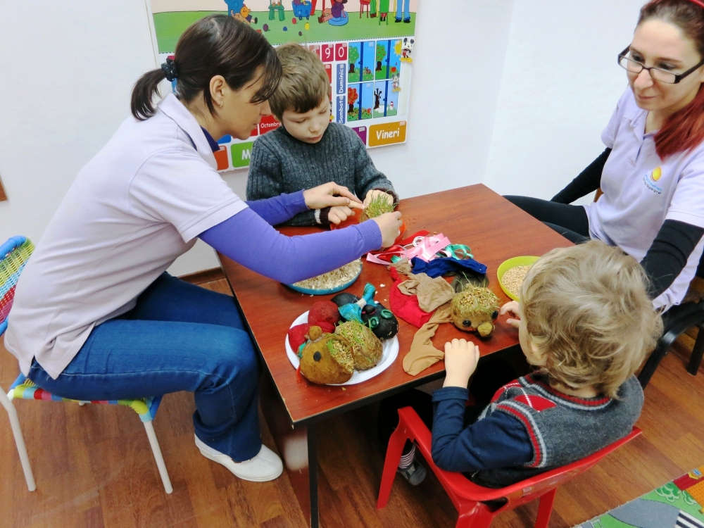 Copii cu autism îl așteaptă pe MOȘ NICOLAE - mosullaautism-1386247692.jpg