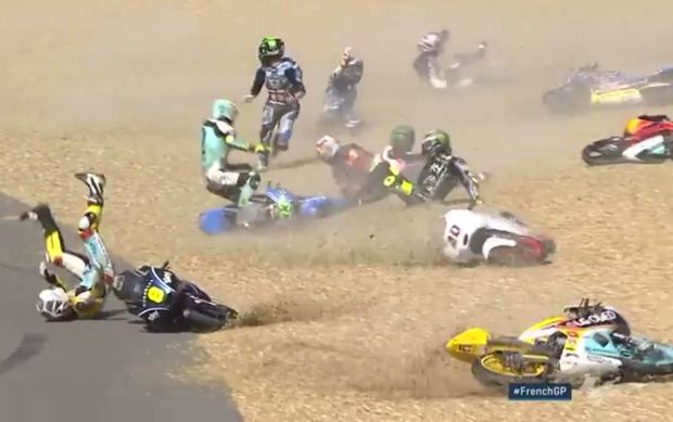 Haos în Moto3! 12 motocicliști au căzut în același timp în cursa de la Le Mans / VIDEO - moto3-1495365634.jpg