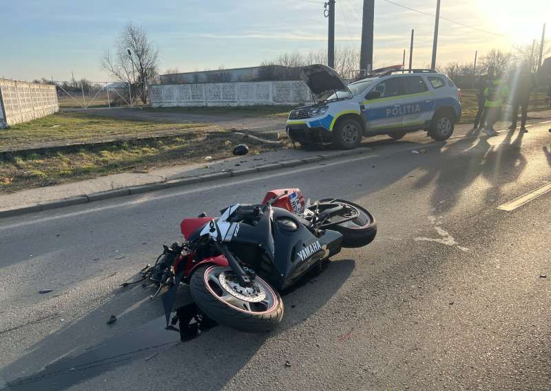 O motocicletă scăpată de sub control a lovit o maşină a Poliţiei aflată în misiune - motocicleta-accident-masina-poli-1707238161.jpg