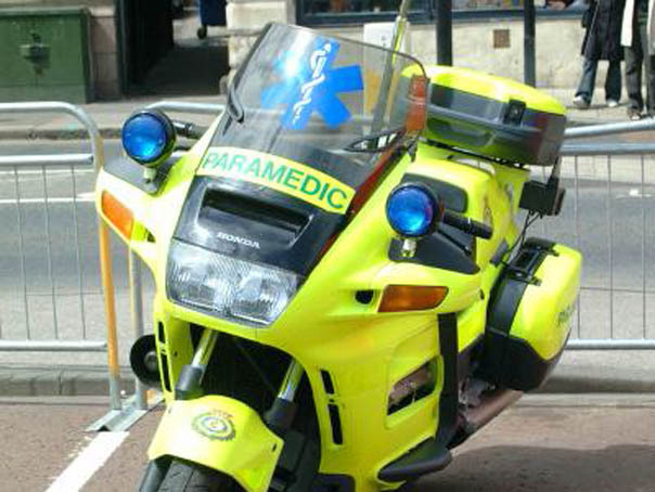 Medici de urgență pe motociclete dotate cu defibrilator, echipament de resuscitare și oxigen - motocicletaparamedic-1313154396.jpg