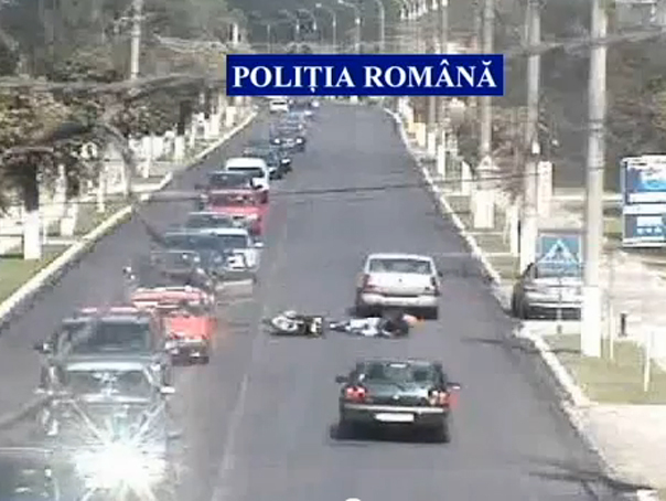 Vezi aici filmulețul Poliției Române care a strâns 100.000 de vizualizări / VIDEO - motociclistjos-1317194830.jpg