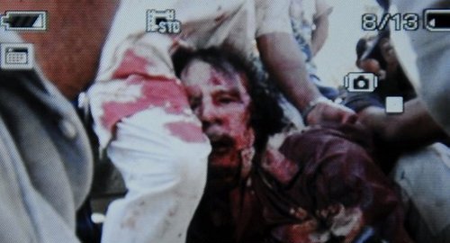 ȘOCANT! Prima imagine cu Muammar Gaddafi mort - muammarkadhaficapturatafp-1319114773.jpg