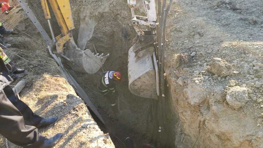 Un muncitor a murit după ce un mal de pământ s-a surpat peste el - muncitor-1642097429.jpg