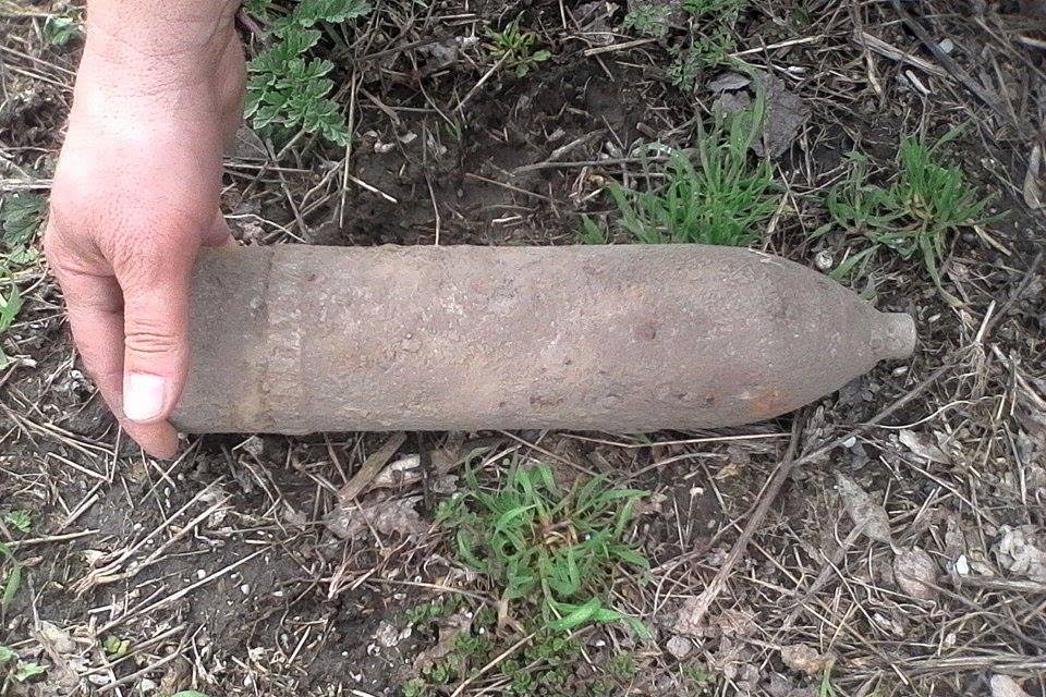 Proiectil găsit de un agricultor în timp ce ara, în comuna Vulturu - munitie-1457518449.jpg