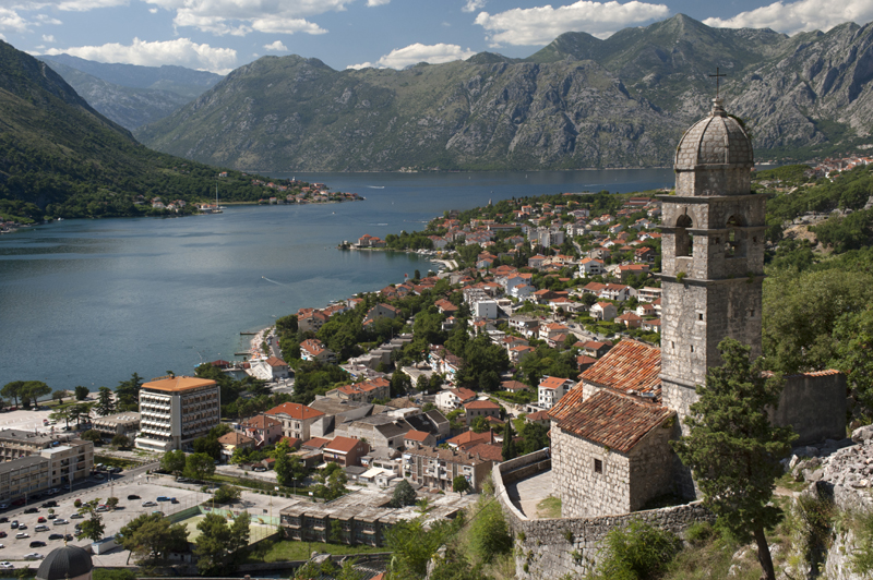 Tu ai pleca în Muntenegru ca turist? Cealaltă față a tragediei recente - muntenegru3-1372950931.jpg