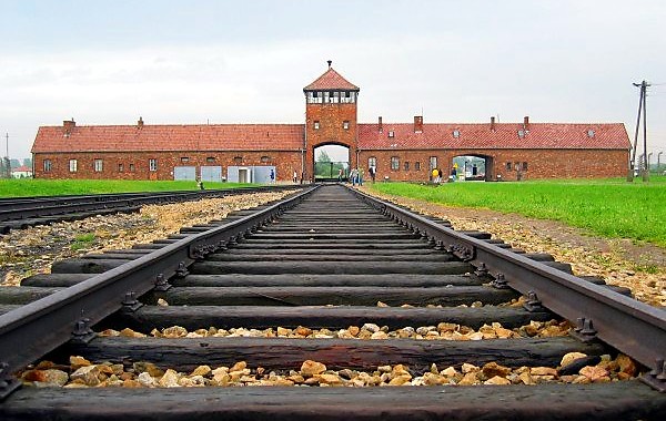 Lagărul de la Auschwitz, număr record de vizitatori în anul 2015 - muzeu-1451918931.jpg