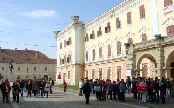 Record de vizitatori la Muzeul Unirii din Alba Iulia - muzeualbaiulia-1339773020.jpg