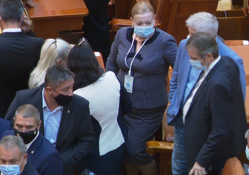 Deputatul PSD Rodica Nassar a mers în Parlament purtând la gât medalion antiCovid - nasar-1634801320.jpg