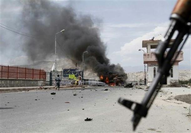 Convoi al forțelor NATO, vizat de un atac sinucigaș în Afganistan - nato-1463843349.jpg