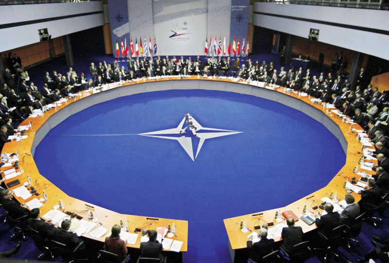 NATO angajează IT-iști, ingineri și funcționari - natoreuniune-1326873718.jpg