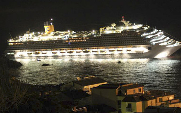 TRAGEDIE / Nava de croaziera Costa Concordia a naufragiat. 8 pasageri sunt morti si 30 disparuti - naufragiu-1326531693.jpg