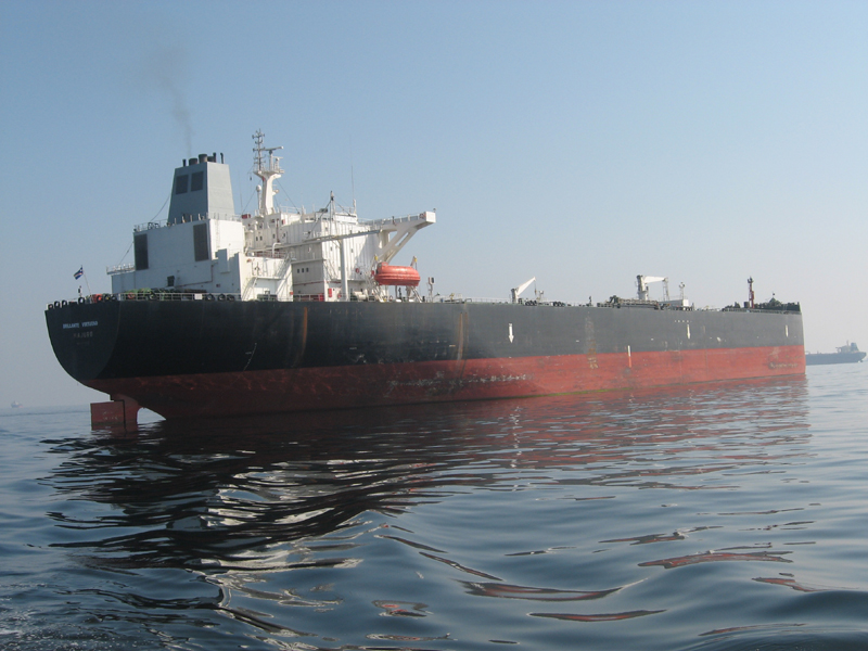 Pirații au incendiat un tanc petrolier încărcat cu 141.000 tone de carburanți - navabriliantte-1310154314.jpg