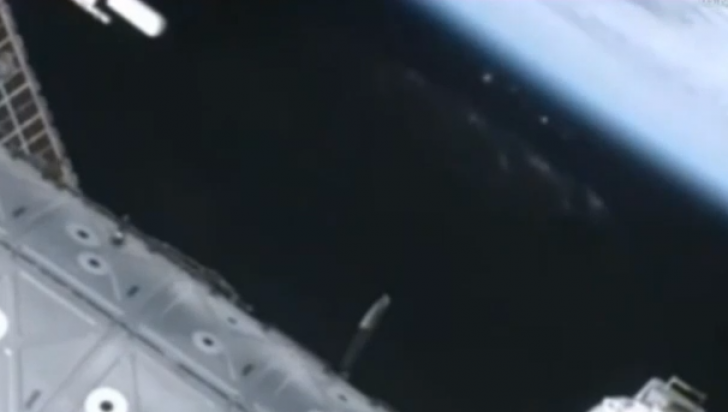 Navă extraterestră uriașă, filmată de la bordul Stației Spațiale Internaționale? - navaextraterestrasaureflectie183-1347898740.jpg