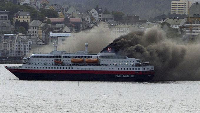 Un ferry-boat norvegian în flăcări, șase marinari spitalizați - navaflacari-1316106538.jpg